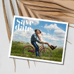 Cartão Postal De Anúncio Foto simples Casamento Salvar a Data<br><div class="desc">Salve os cartões postais de data em um design simples,  perfeito para pedir aos amigos e à família que reservem sua data de casamento. Personalize o lado frontal do cartão postal com sua foto e adicione os detalhes do seu casamento no verso.</div>