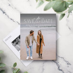 Cartão Postal De Anúncio Foto simples e moderna do na moda guarde a data<br><div class="desc">Esta fotografia simples, mas na moda, que salva o cartão postal é a forma perfeita de anunciar o seu noivado e o seu próximo casamento aos amigos e à família. A frente desta vertical salve a data com um tratamento moderno em branco na parte superior de uma foto de solteiro....</div>