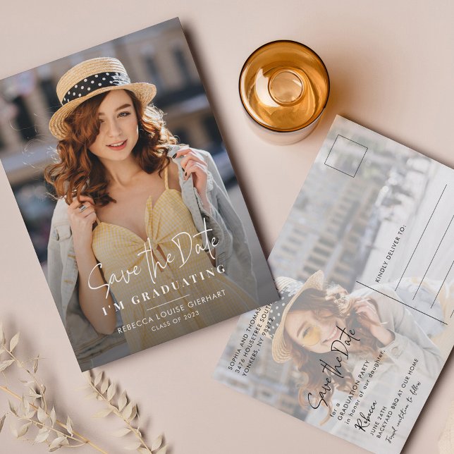 Cartão Postal De Anúncio Graduação 2025 Salvar a Foto do Formando de Data (Graduation Photos Script Save the Date Announcement Postcard)