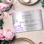 Cartão Postal De Anúncio Grelhas roxas prateadas de quinceanera salvam a da<br><div class="desc">Uma garota e uma moda Salvem a data para uma Quinceañera, 15 festa de aniversário. Um fundo com aparência de prata falsa decorado com faíscas violetas roxas e brilhantes. Personalize e adicione uma data e nome/idade. O texto: Salvar a Data é gravado com um script de estilo com letra de...</div>