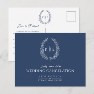 Cartão Postal De Anúncio Grinalda de folhas ovais com monograma de casament