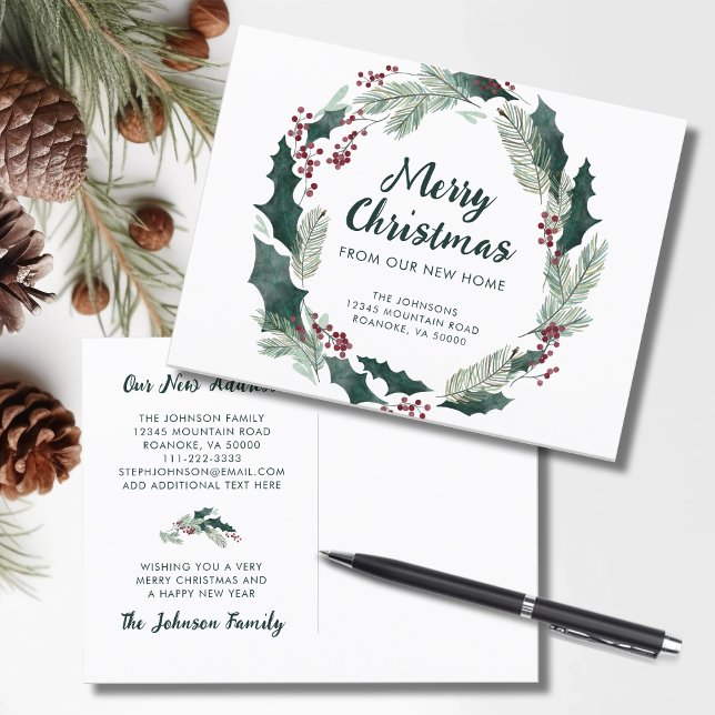 Cartão Postal De Anúncio Holly Wreath Feliz Natal de Nova Casa (Holly Wreath Merry Christmas from Our New Home Holiday Moving Announcement Postcard)