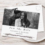 Cartão Postal De Anúncio Imagem em preto e branco legante Salvar a Data<br><div class="desc">Parabéns no seu noivado! Salve os anúncios de data são o primeiro grande passo no processo de planejamento de casamento! Este design apresenta uma elegante simples salvação do cartão-postal com uma grande fotografia a preto e branco na frente e uma pequena fotografia a preto e branco no verso. Para personalização...</div>