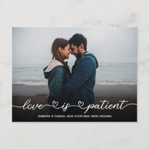 Cartão Postal De Anúncio Lindo casamento Amor é Paciente Foto Adiada