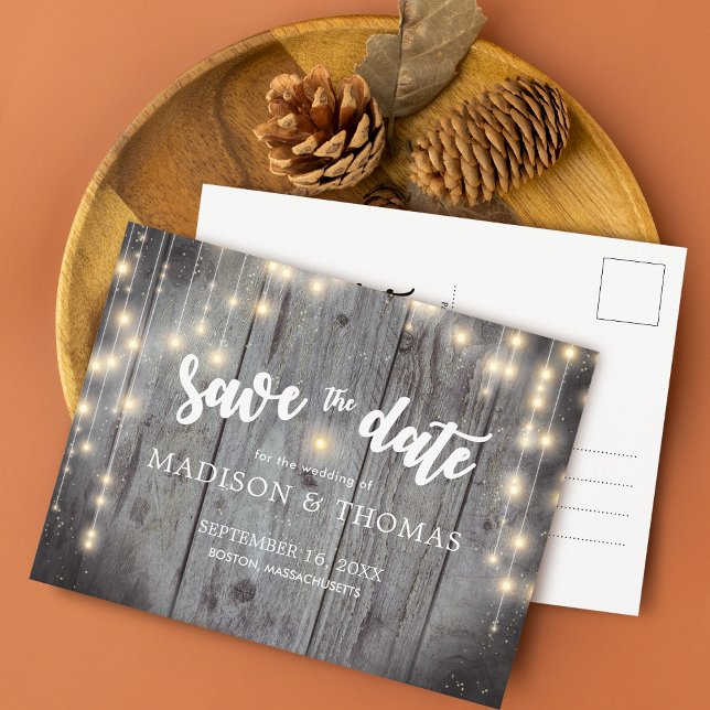 Cartão Postal De Anúncio Luzes Rústicas Madeira Casamento Salvar A Data (Rustic Lights Wood Wedding Save The Date Announcement Postcard)