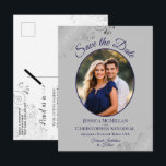 Cartão Postal De Anúncio Marinho Azul e Cinza Casamento Salve a data Foto<br><div class="desc">Este belo cartão postal foi projetado para avisar seus amigos e família do seu próximo casamento. Ele apresenta um design simples, mas elegante, com texto azul marinho em um fundo de cinza, e sua foto em um quadro oval rodeado por caramujos e espirros de folhas de cinza friamente prateada. O...</div>