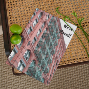 Cartão Postal De Anúncio Nós movemos o edifício do apartamentos anunciando