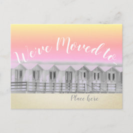 Cartão Postal De Anúncio "Nós nos mudamos" cabana ao pôr do sol à beira-mar