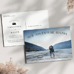 Cartão Postal De Anúncio Nossa Aventura Começa | Data de salvamento da foto<br><div class="desc">Uma rústica salve o cartão-postal de data para o casal à porta e aventureiro, projetado para acomodar sua foto favorita de noivado de sangramento horizontal ou orientada a paisagem. "Nossa Aventura Começa" aparece como uma camada negra que se estende por cima, com seus nomes, data do casamento e local do...</div>