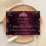 Cartão Postal De Anúncio Orçamento Quinceanera burgundy rosa Salve a Data<br><div class="desc">Uma garota e moda Salve o cartão de data para uma Quinceañera, 15 festa de aniversário. Uma cor de fundo metálica de aparência falsa e burguenta. Decorado com rosa dourado falso poeira brilhante e uma tiara, coroa. O texto: Salvar a Data é gravado com um script de estilo com letra...</div>