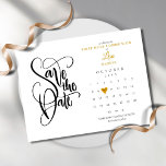 Cartão Postal De Anúncio Primeira Comunhão Salva o Calendário de Datas<br><div class="desc">Esta bonito primeira comunhão sagrada salve o cartão de data apresenta um calendário e um coração bonito de amor dourado destacando sua data especial. O reverso apresenta um confete de coração dourado. Projetado por This isnotme © ***PARA MOVER O CORAÇÃO PARA A DATA ESPECIAL, OLHE PARA A DIREITA DA IMAGEM...</div>