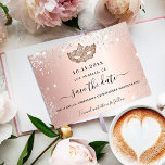Cartão Postal De Anúncio Quinceanera mascarada rosa dourado, salvar a data<br><div class="desc">A Save the Date Card for a Quinceañera, 15 da festa de mascarada. Um fundo metálico rosa dourado com aspecto decorado com pó falso prateado brilhante e uma máscara de mascarada. Personalize e adicione uma data e nome/idade. O texto: Salvar a Data é gravado com um script de estilo com...</div>