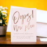 Cartão Postal De Anúncio Rosa cor-de-rosa novo plano casamento mudar a data<br><div class="desc">Oops! Novo plano,  roteiro casual moderno e divertido muda a data com uma tipografia escrita à mão,  folha de ouro rosa em cor-de-rosa azul pastel,  com simples e minimalista para anunciar o adiamento do seu casamento e novos planos</div>