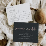 Cartão Postal De Anúncio Salve nosso novo adiamento de casamento moderno de<br><div class="desc">Precisa mudar sua data de casamento? Notificar os convidados com este cartão postal moderno e leve, com "salve nossa nova data" em letra falsa de rosa dourada, escrita à mão sobre um fundo preto suave e rico. Personalize com seus nomes e nova data de casamento em letras brancas. Cartões postais...</div>