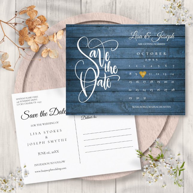 Cartão Postal De Anúncio Salve o calendário Blue Rustic Wood Dourado Heart (Save the Date Calendar Blue Rustic Wood Gold Heart Announcement Postcard)