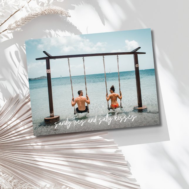 Cartão Postal De Anúncio Sandy Toes Salty Kisses Casamento Salve a Data (Sandy Toes Salty Kisses Wedding Save the Date)