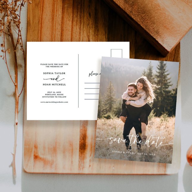 Cartão Postal De Anúncio Script e Foto Elegante | Salvar a data (A chic and elegant wedding save the date card with your favorite photo and modern script)