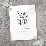 Cartão Postal De Anúncio Script minimalista preto e branco Salvar a data<br><div class="desc">Este simples roteiro preto e branco salve a data do anúncio do cartão postal apresenta um belo desenho manual para salvar a mensagem de data. Adicione seus detalhes especiais de lançamento em uma tipografia clássica. Projetado por Thisnotme©</div>