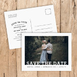 Cartão Postal De Anúncio Sobreposição de Fotografia da Tipografia Moderna S<br><div class="desc">Casamento impresso personalizado do barato Salve os cartões postais Data com um modelo fácil de usar e cores totalmente editáveis. Este legal design minimalista apresenta uma simples camada de fotos com fontes modernas de slab serif. Personalize-o com os detalhes do seu casamento e a foto do noivado com detalhes adicionais...</div>