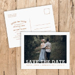 Cartão Postal De Anúncio Sobreposição de Fotografia da Tipografia Moderna S<br><div class="desc">Casamento impresso personalizado do barato Salve os cartões postais Data com um modelo fácil de usar e cores totalmente editáveis. Este legal design minimalista apresenta uma simples camada de fotos com fontes modernas de slab serif. Personalize-o com os detalhes do seu casamento e a foto do noivado com detalhes adicionais...</div>