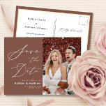 Cartão Postal De Anúncio Terracotta Elegant Script Modern Salve A Data<br><div class="desc">Terracotta Elegant Script Moderno Foto Simples Casamento Salva O Cartão-Postal De Anúncio De Data. Avise sua família, amigos e colegas que você marcou uma data para sua celebração de casamento com este casamento elegante, na moda e moderno, salve o cartão de convite. Todos os textos estão pré-organizados para que você...</div>