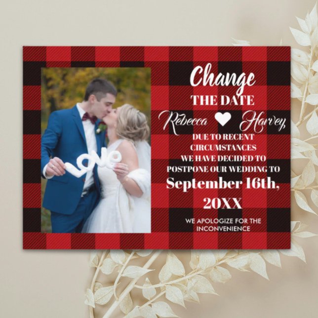 Cartão Postal De Anúncio xadrez de búfalo casamento rústico mudar a data (buffalo plaid rustic wedding change the date announcement postcard)
