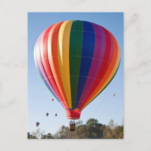 Cartão postal de balão de ar quente multicolorido