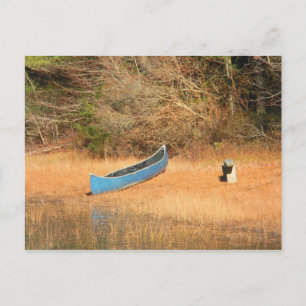 Cartão postal de canoa em um lago