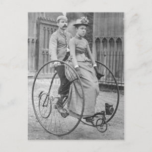 Cartão postal de casal vitoriano vintage em bicicl