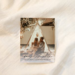 Cartão Postal De Convite Adiamento De Casamento Fotográfico De Mudança Eleg<br><div class="desc">Mande esses cartões com fotos modernos com suas novas informações de casamento para amigos e familiares ao redor do mundo. Este design apresenta um fundo da sua foto favorita. Personalize com seus detalhes na caligrafia elegante de script. Estas cartas invertem para uma mensagem com os planos de casamento atualizados.</div>