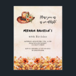 Cartão Postal De Convite Aniversário das flores laranja boho chapéu de vaqu<br><div class="desc">Um fundo rosa dourado,  cor-de-rosa-claro. Decorado com flores laranja e um chapéu de vaqueira estilo "boho" com flores. Personalize e adicione um nome e detalhes da parte.</div>