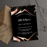 Cartão Postal De Convite Aniversário moderno da rosa de ouro negro<br><div class="desc">Um fundo negro. Decorado com veias rosa de mármore. Personalize e adicione seu nome e detalhes da festa. Texto branco.</div>
