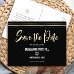 Cartão Postal De Convite Bar Mitzvah Salve a Data do Script Preto de Folha<br><div class="desc">Certifique-se de que todos os seus amigos e parentes serão capazes de celebrar o marco Bar do seu filho Mitzvah! Envie este cartão-postal de anúncio estonteante, moderno, "Salve a Data". Escrita gráfica de caligrafia de folha de ouro, Estrela de David, e linhas de talentos desenhadas à mão, sobrepõem um fundo...</div>