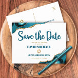 Cartão Postal De Convite Bar Mitzvah Salve a Data Turquesa Ágata Script<br><div class="desc">Certifique-se de que todos os seus amigos e familiares poderão celebrar o Bar Mitzvah do seu filho! Envie este cartão-postal de "Salve a Data" personalizado, moderno e único. A tipografia em azul-teal escuro e a Estrela de Davi em dourado falso sobrepõem um fundo branco simples e limpo com pedras de...</div>