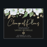 Cartão Postal De Convite Bat Mitzvah Black Dourado Script Floral Watercolor<br><div class="desc">Certifique-se de que todos os seus amigos e parentes ainda serão capazes de celebrar o marco da sua filha Bat Mitzvah, independentemente das atuais circunstâncias imprevistas globais. Enviar este cartão postal personalizado "Mudança de Planos". Uma aquarela floral chica, atordoante, branca e dourada com falso guião de folha de ouro e...</div>