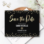 Cartão Postal De Convite Bat Mitzvah Salve a Data Moderno Dourado Preto Scr<br><div class="desc">Certifique-se de que todos os seus amigos e parentes poderão celebrar o marco da Bat Mitzvah de sua filha! Envie este cartão-postal de "Salve a Data" moderno e impressionante. A caligrafia em grafismo de folha de ouro falso, a Estrela de Davi e os confetes sobrepõem um fundo preto rico e...</div>