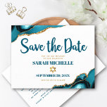 Cartão Postal De Convite Bat Mitzvah Salve a Data Turquesa Ágata Script<br><div class="desc">Certifique-se de que todos os seus amigos e parentes poderão celebrar o marco da Bat Mitzvah de sua filha! Envie este cartão-postal de "Salve a Data" personalizado, moderno e único. A tipografia em azul-teal escuro e a Estrela de Davi em dourado falso sobrepõem um fundo branco simples e limpo com...</div>