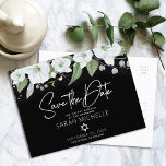 Cartão Postal De Convite Bat Mitzvah Salve Data Floral Preto Prata Script<br><div class="desc">Certifique-se de que todos os seus amigos e parentes poderão celebrar o marco da Bat Mitzvah de sua filha! Envie este cartão-postal "Salve a Data" personalizado e sofisticado. Uma tipografia de caligrafia em folha de prata falsa com uma estampa floral em aquarela branca e brilho prateado falso, e um tipo...</div>