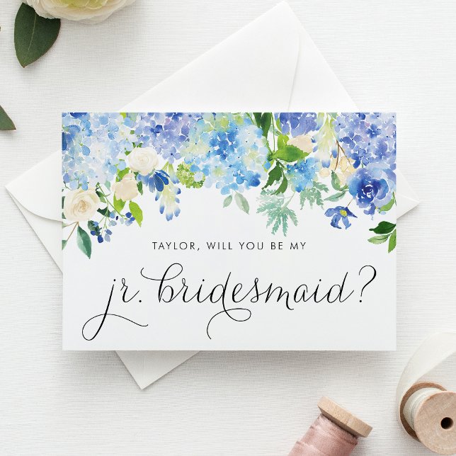 Cartão Postal De Convite Blue Hydrangea e Ivory Rosa Junior Bridesmaid (Blue hydrangea & white rose jr. bridesmaid card with greenery accents for romantic floral weddings.)