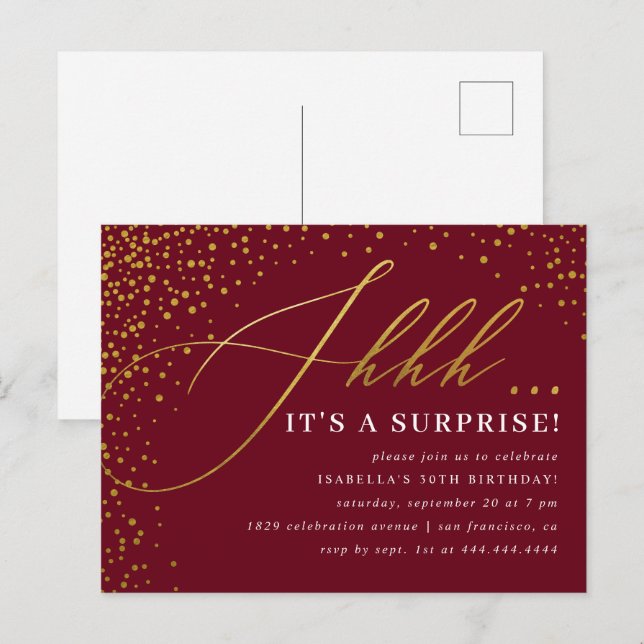 Cartão Postal De Convite Burgundy e Dourada Confetti Script Surprise Party (Frente/Verso)