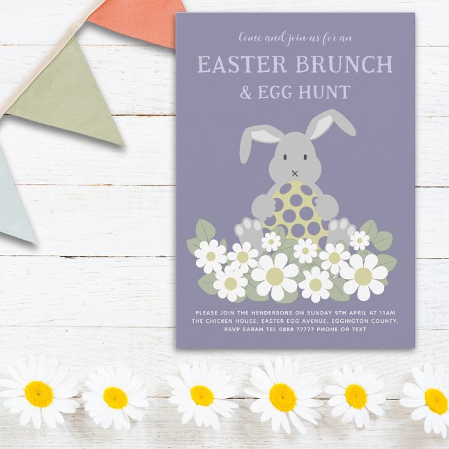 Cartão Postal De Convite Café da Manhã da Caça aos Ovos de Páscoa Coelhinho (Easter egg hunt spring brunch cute bunny daisy meadow floral  purple garden party invitation)