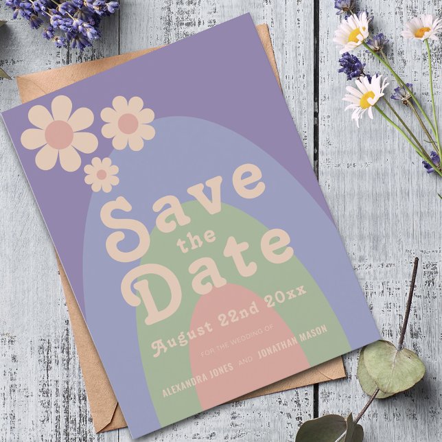 Cartão Postal De Convite Casamento de Arca de Daisy Retro Modern (Retro daisy arch groovy typography pastel wedding save the date budget postcard invitation )