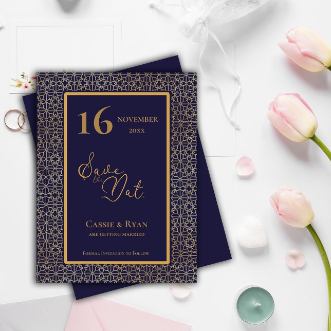 Cartão Postal De Convite Casamento de Design Dourado Azul Salve a Data (Blue Gold Intricate Design Wedding Save the Date Invitation Postcard)