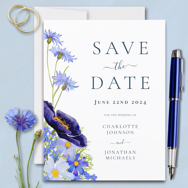 Cartão Postal De Convite Casamento Floral de Verão Elegante (Modern blue floral wedding save the date budget invitation postcard with watercolor wildflowers )