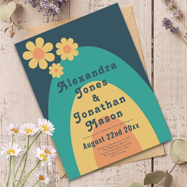 Cartão Postal De Convite Casamento Moderno Retro com Arco de Margarida (Retro daisy arch 70s vintage wedding invitation groovy typography blue green yellow orange)