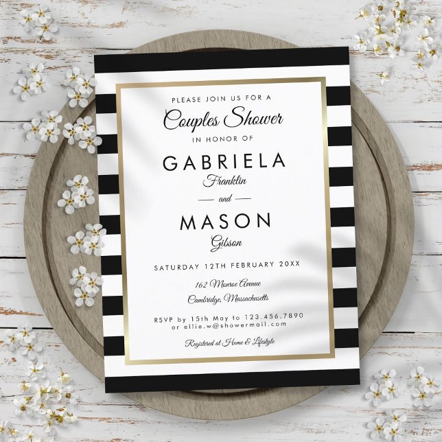 Cartão Postal De Convite Chá de Casais Dourados com faixa preta moderna (Modern Black Stripe Gold Couples Shower Invitation Postcard)