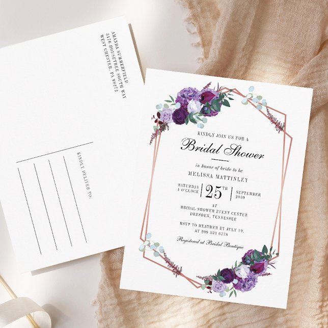 Cartão Postal De Convite Chá de panela Geométrico de Script Floral Puro (Purple Floral Script Typography Bridal Shower Invitation Postcard)