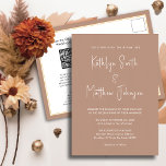 Cartão Postal De Convite Código QR Clay Tudo Em Um Casamento Chic De Script<br><div class="desc">Clay Modern Script QR Code Tudo Em Um Cartão De Convite De Casamento Minimalista. Celebre o seu dia especial com esta elegante e bela carta de convite para casamento para embelezar a sua ocasião especial. Todos os textos estão pré-organizados para que você personalize fácil e rapidamente com seus próprios detalhes....</div>
