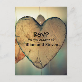Cartão Postal De Convite Corações de Madeira Rustic - Placa de Posto RSVP