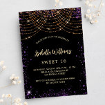 Cartão Postal De Convite Doce 16 ouro roxo glamouroso<br><div class="desc">Para um doce elegante 16,  16 anos. Um fundo na moda preto. Decorado com pó de ouro falso roxo e poeira de luz ouro. Personalize e adicione um nome,  idade e detalhes da festa. O nome é escrito com um script de estilo manuscrito</div>